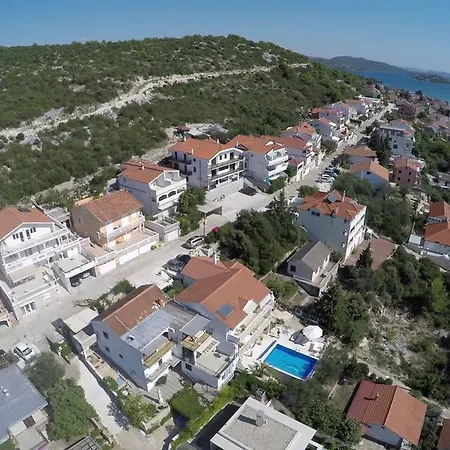 Lana Apartman *