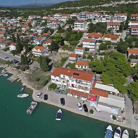 Apartman Lana *